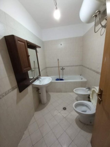 Tirane, jepet me qera apartament 2+1+BLK Kati 2, 110 m² 400 Euro (21 DHJETORI)