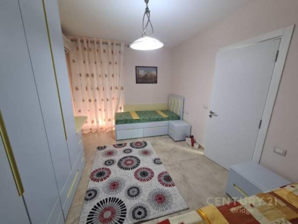 Tirane, jepet me qera apartament 700 Euro (kodra e diellit)