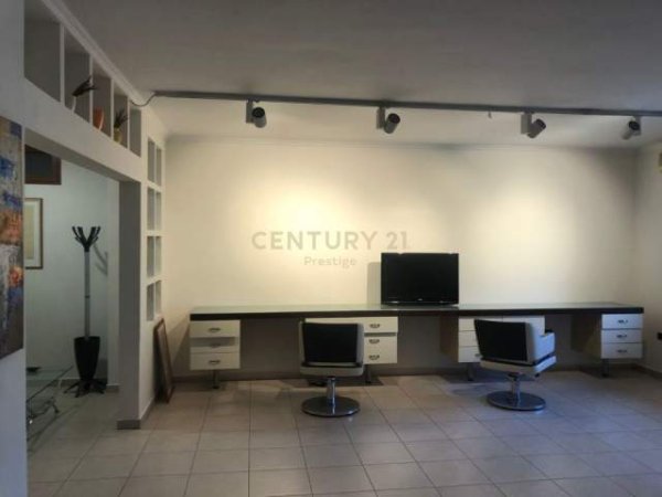 Tirane, jepet me qera ambjent biznesi Kati 2, 120 m² 1.000 Euro (liceu artistik)