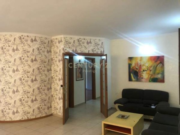 Tirane, jepet me qera ambjent biznesi Kati 2, 120 m² 1.000 Euro (liceu artistik)