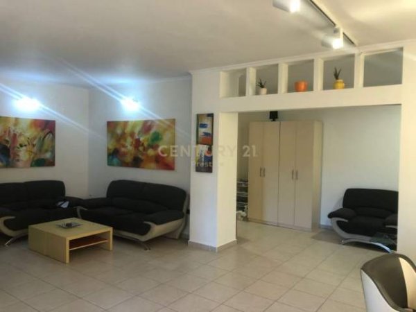 Tirane, jepet me qera ambjent biznesi Kati 2, 120 m² 1.000 Euro (liceu artistik)