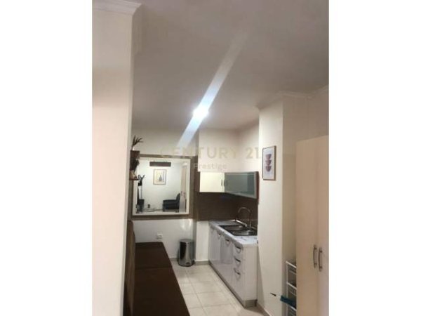 Tirane, jepet me qera ambjent biznesi Kati 2, 120 m² 1.000 Euro (liceu artistik)