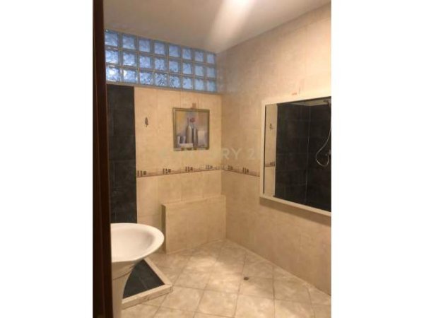 Tirane, jepet me qera ambjent biznesi Kati 2, 120 m² 1.000 Euro (liceu artistik)