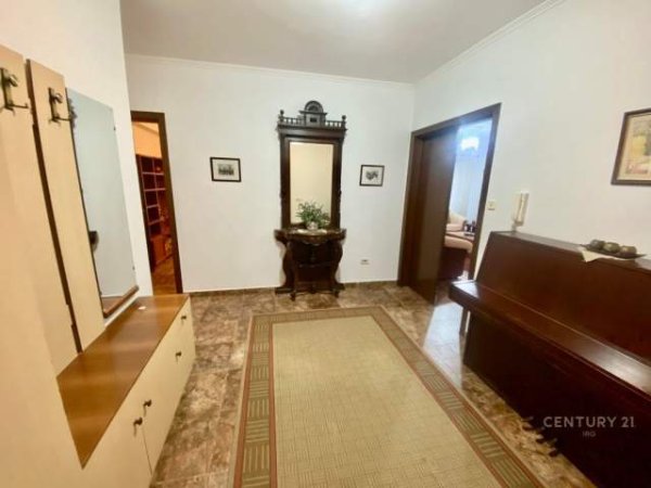 Tirane, jepet me qera apartament 3+1+BLK Kati 4, 147 m² 750 Euro (rr kavajes pas xhamis)