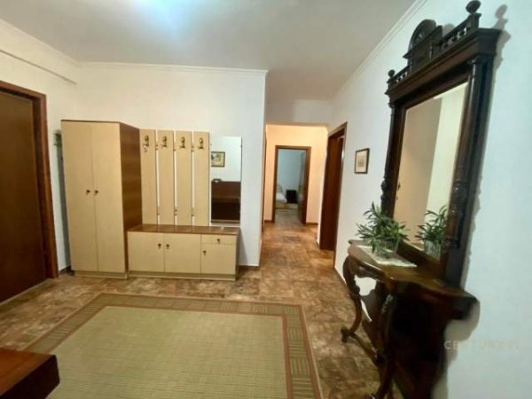 Tirane, jepet me qera apartament 3+1+BLK Kati 4, 147 m² 750 Euro (rr kavajes pas xhamis)