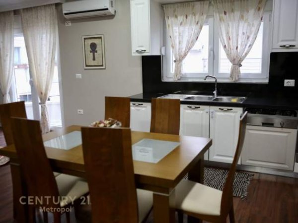Tirane, jepet me qera Vile 2+1 Kati 2, 115 m² 1.000 Euro (prane liqenit)