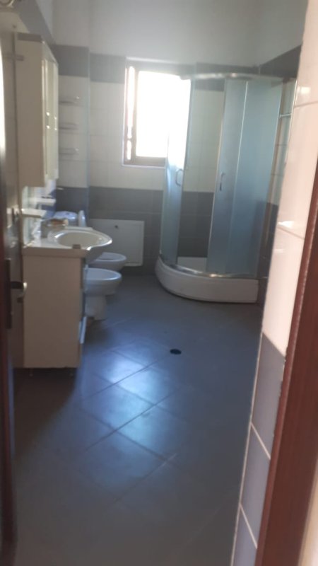 Tirane, jepet me qera Vile 3+1 Kati 1, 120 m² 30.000 Leke (, Qytet Studenti prane Kompleksit Grand)