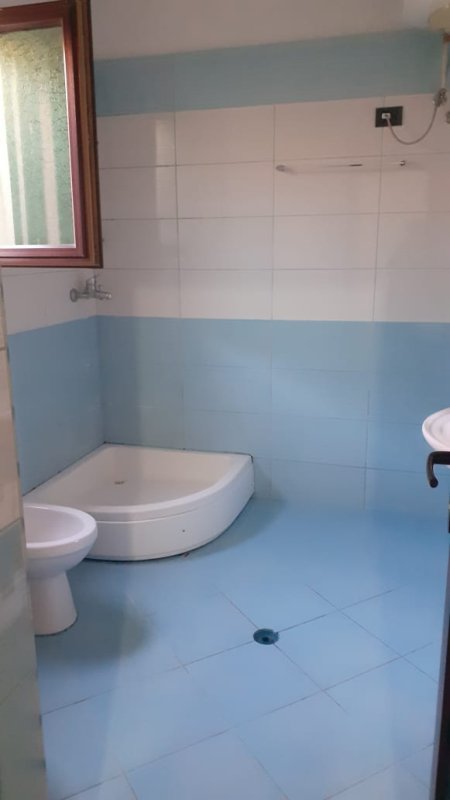 Tirane, jepet me qera Vile 3+1 Kati 1, 120 m² 30.000 Leke (, Qytet Studenti prane Kompleksit Grand)