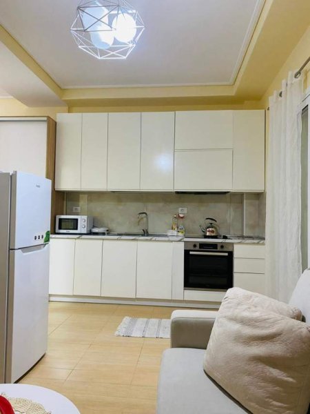 Tirane, jepet me qera apartament 1+1 Kati 1, 60 m² 500 Euro (Liqeni i Thatë)