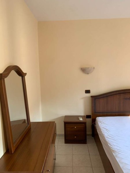 Tirane, jepet me qera apartament 2+1 Kati 1, 100 m² 400 Euro (Prapa Maternitetit, Brryl)