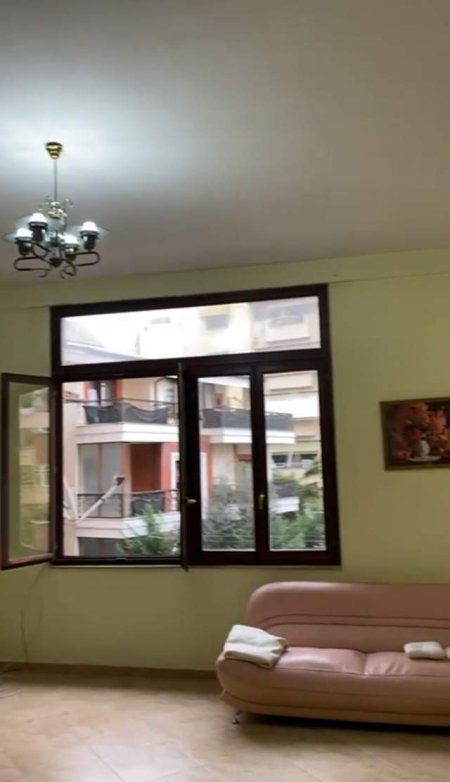 Tirane, jepet me qera dyqan Kati 2, 83 m² 450 Euro (Komuna Parisit)