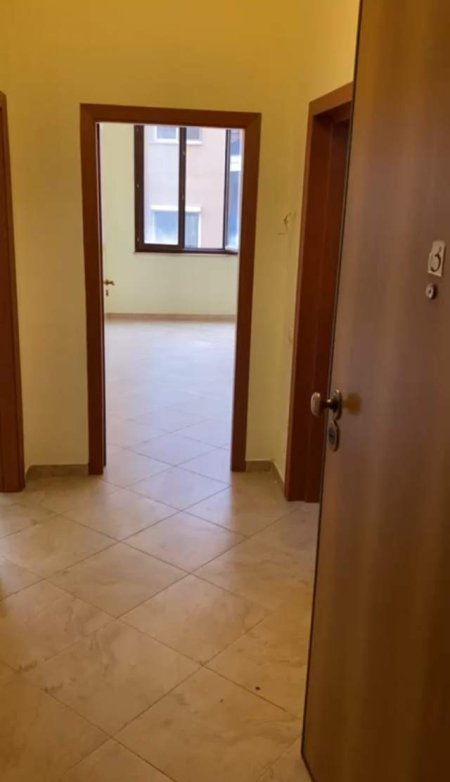 Tirane, jepet me qera dyqan Kati 2, 83 m² 450 Euro (Komuna Parisit)
