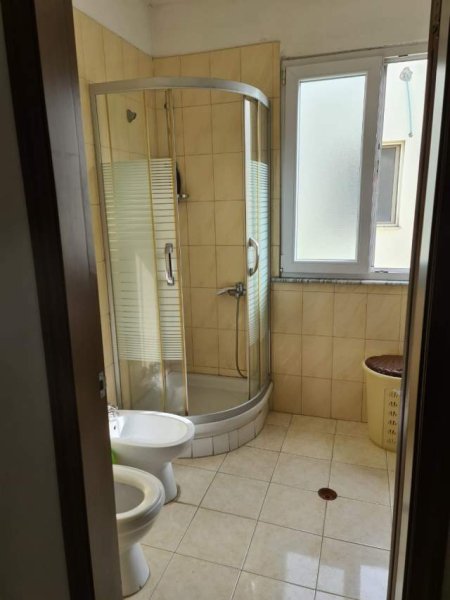Tirane, jepet me qera apartament 2+1+BLK Kati 9, 106 m² 380 Euro (Rruga Kadri Roshi)