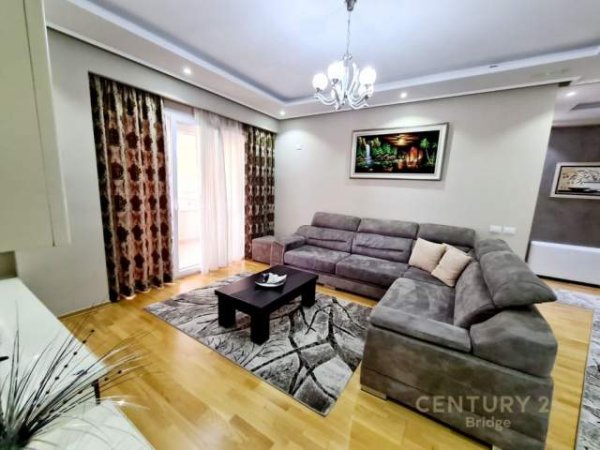 Tirane, jepet me qera apartament 650 Euro (kopshti botanik)