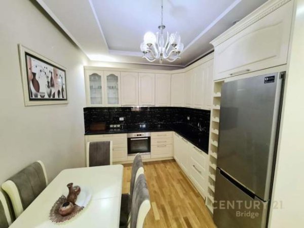 Tirane, jepet me qera apartament 650 Euro (kopshti botanik)