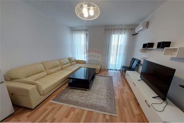 Tirane, jepet me qera apartament 2+1 94 m² 500 Euro (porcelan oxhaku)