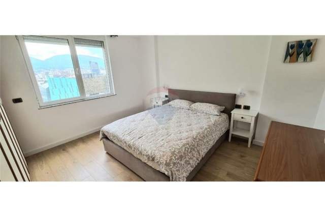 Tirane, jepet me qera apartament 109 m² 1.000 Euro (bllok)