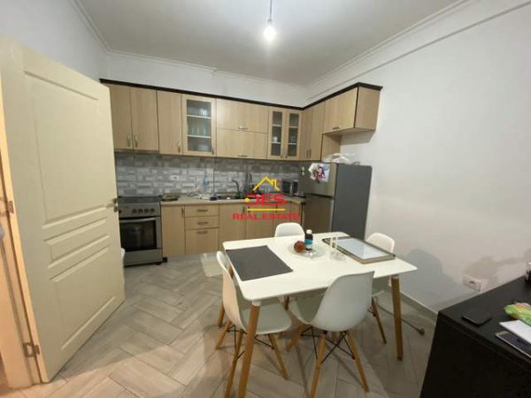 Tirane, jepet me qera apartament 1+1+BLK Kati 8, 70 m² 300 Euro (erzen lita)