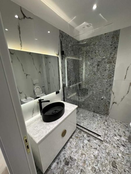 Tirane, jepet me qera apartament 2+1 Kati 3, 134 m² 800 Euro (Farke)
