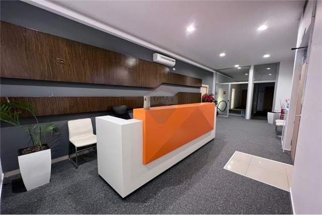 Tirane, jepet me qera zyre Kati 1, 540 m² 4.200 Euro (Selvia)