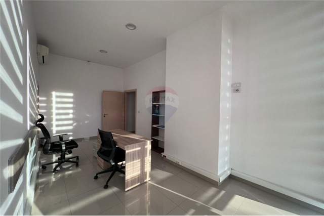 Tirane, jepet me qera zyre Kati 1, 540 m² 4.200 Euro (Selvia)