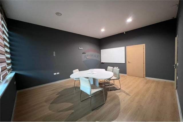 Tirane, jepet me qera zyre Kati 1, 540 m² 4.200 Euro (Selvia)