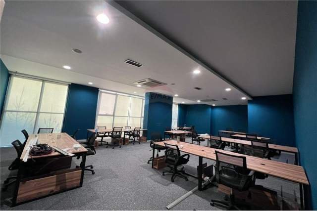 Tirane, jepet me qera zyre Kati 1, 540 m² 4.200 Euro (Selvia)
