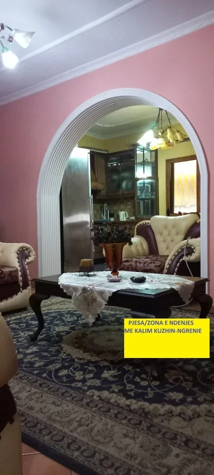 Shitet Apartament i bollshëm, i rinovuar komplet, tip 3+1, me 2-banjo, 2-ballkone, kat 4, pallat ekzistus, sipërfaqa 140m², Cmimi 175'000 €, në rrugën Ali Demi, tek Shkolla "Kushtrimi Lirisë",100 m Lana/Maternitetit Ri dhe 300m nga Ura Brrylit/Unaza Tirane