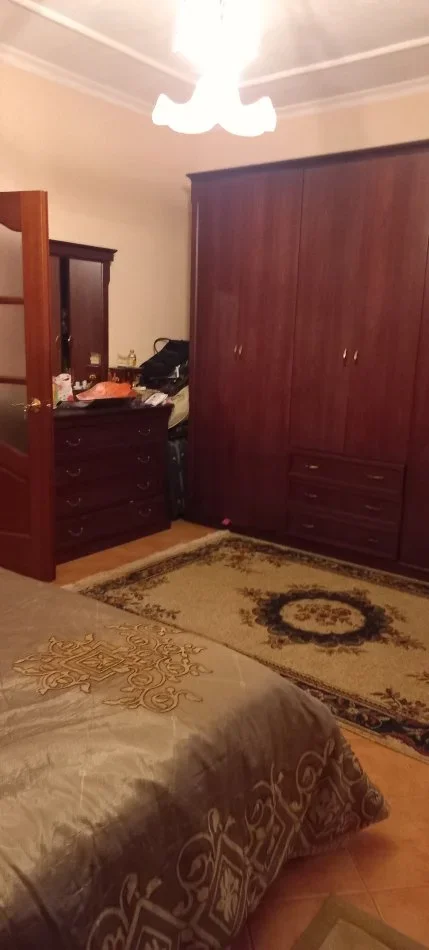 Shitet Apartament i bollshëm, i rinovuar komplet, tip 3+1, me 2-banjo, 2-ballkone, kat 4, pallat ekzistus, sipërfaqa 140m², Cmimi 175'000 €, në rrugën Ali Demi, tek Shkolla "Kushtrimi Lirisë",100 m Lana/Maternitetit Ri dhe 300m nga Ura Brrylit/Unaza Tirane