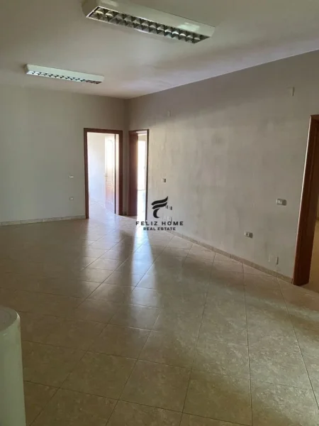 Tirane, jepet me qera apartament 3+1+Ballkon Kati 1, 250 m² 1.000 € (KODRA E DIELLIT)