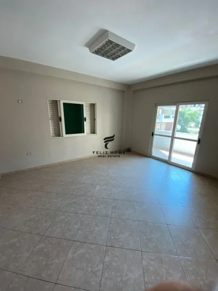 Tirane, jepet me qera apartament 3+1+Ballkon Kati 1, 250 m² 1.000 € (KODRA E DIELLIT)