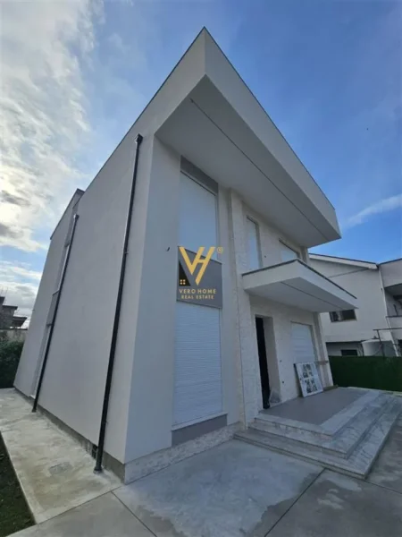 Tirane, shitet Vile 3 Katshe Kati 1, 230 m² 230.000 € (PASKUQAN)