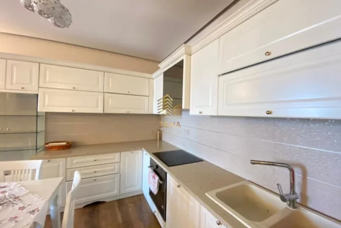 Tirane, shitet apartament 2+1+Ballkon Kati 5, 118 m² 240.000 € (Xhamllik)