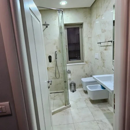 Tirane, jepet me qera Vile 3+1+Aneks+Ballkon Kati 2, 120 m² 800 € (TREGU ELEKTRIK)