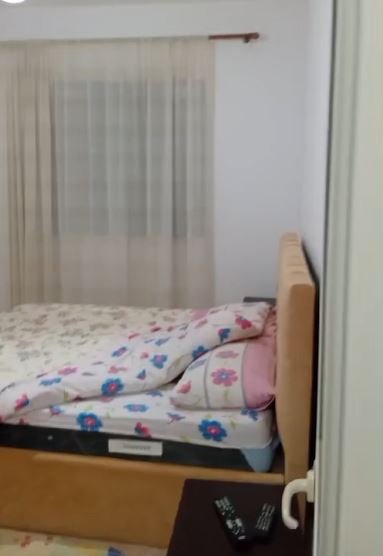 Tirane, jepet me qera apartament 1+1 Kati 3, 50 m² 300 € (KOMBINAT)