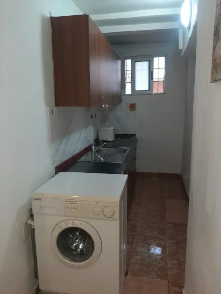 Tirane, jepet me qera apartament 1+1 Kati 1, 47 m² 400 € (Pediatria)