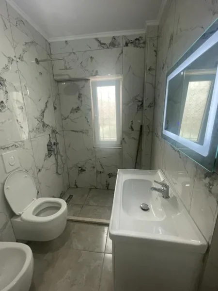 Tirane, shes apartament 2+1+Ballkon Kati 2, 65 m² 120.000 € (Medreseja te Restorant Durresi)
