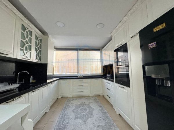 Tirane, jepet me qera apartament duplex 3+1 Kati 1, 160 m² 1.200 € (21 DHJETORI)  UNA48393