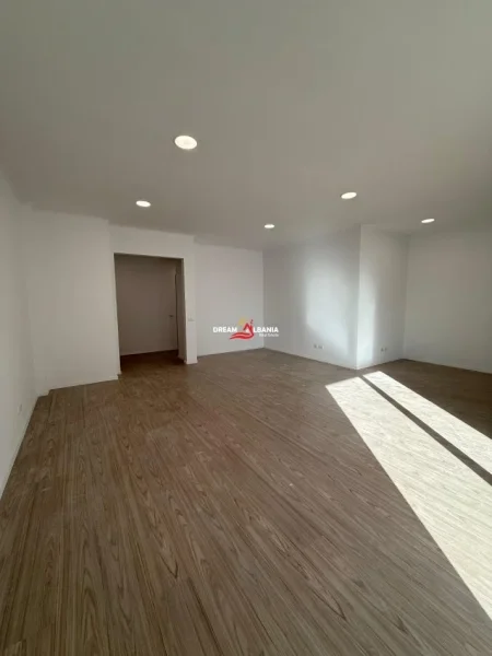 Tirane, jepet me qera ambjent biznesi Kati 6, 180 m² 2.500 € (rr kavajes)
