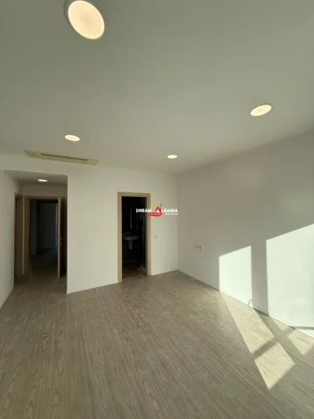 Tirane, jepet me qera ambjent biznesi Kati 6, 180 m² 2.500 € (rr kavajes)