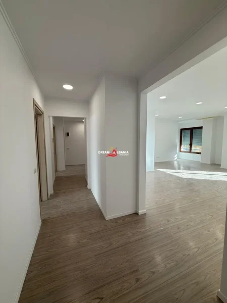 Tirane, jepet me qera ambjent biznesi Kati 6, 180 m² 2.500 € (rr kavajes)