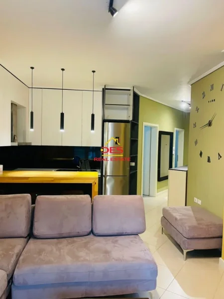 Vlore, jepet me qera apartament 2+1+Ballkon Kati 2, 90 m² 450 € (Rruga Gjergj Arianiti)