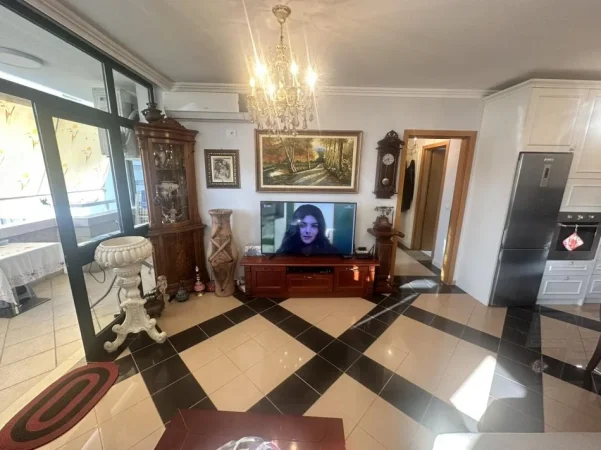 Tirane, shes apartament 2+1+Ballkon Kati 5, 100 m² 305.000 € (Bulevardi Deshmoret e Kombit)