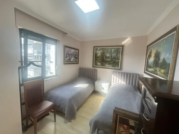 Tirane, shes apartament 2+1+Ballkon Kati 5, 100 m² 305.000 € (Bulevardi Deshmoret e Kombit)