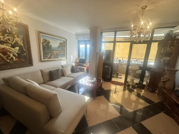 Tirane, shes apartament 2+1+Ballkon Kati 5, 100 m² 305.000 € (Bulevardi Deshmoret e Kombit)