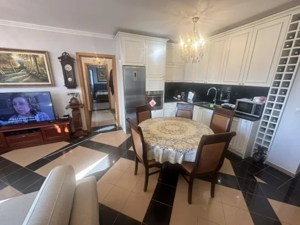 Tirane, shes apartament 2+1+Ballkon Kati 5, 100 m² 305.000 € (Bulevardi Deshmoret e Kombit)