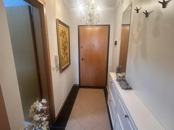 Tirane, shes apartament 2+1+Ballkon Kati 5, 100 m² 305.000 € (Bulevardi Deshmoret e Kombit)