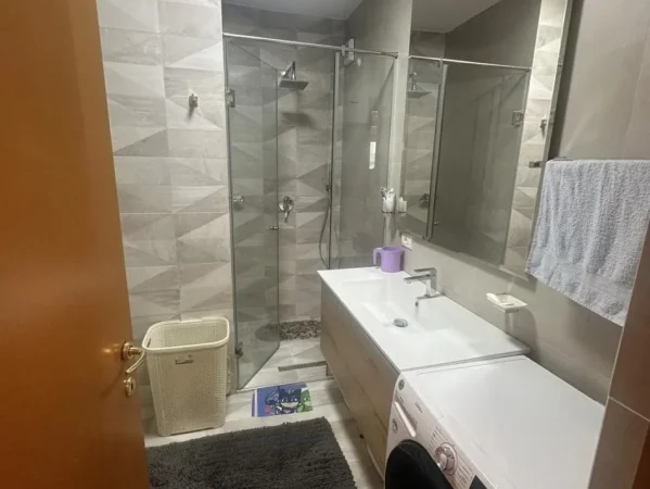 Tirane, shes apartament 2+1+Ballkon Kati 5, 100 m² 305.000 € (Bulevardi Deshmoret e Kombit)