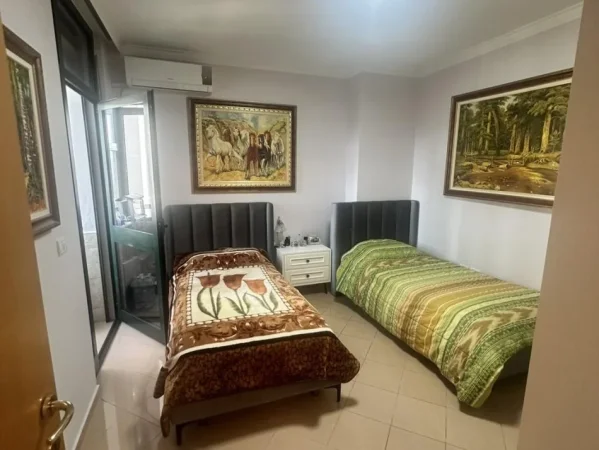 Tirane, shes apartament 2+1+Ballkon Kati 5, 100 m² 305.000 € (Bulevardi Deshmoret e Kombit)