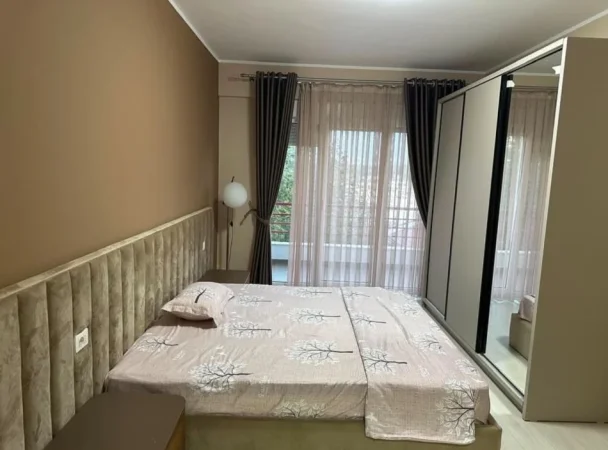 Tirane, jepet me qera apartament 3+1+Ballkon Kati 3, 190 m² 1.300 € (Liqeni i Thate)